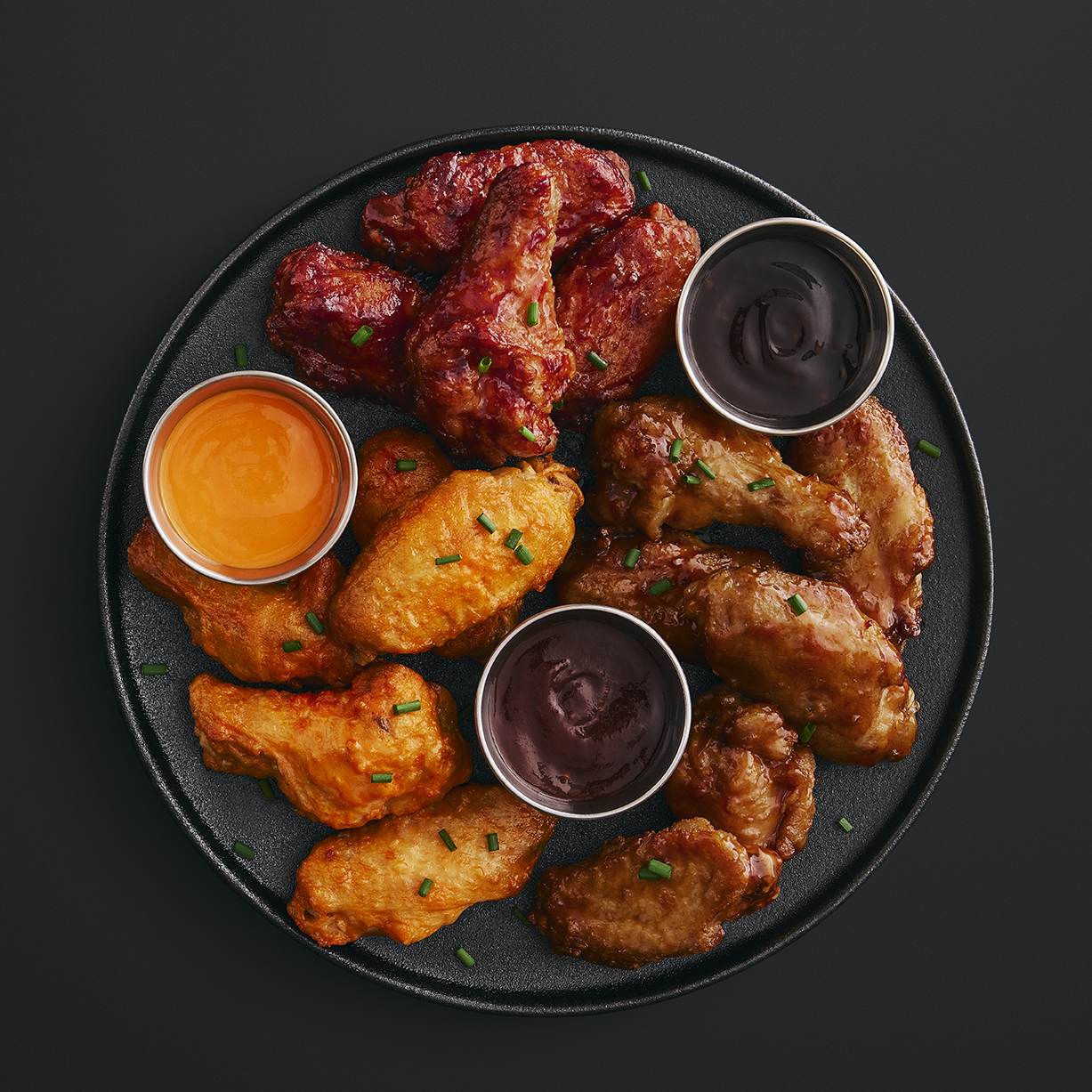 Plateaux d'ailes de poulet variés avec sauces